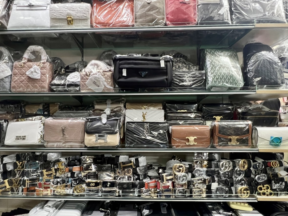 Thu giữ số lượng lớn hàng giả tại Saigon Square