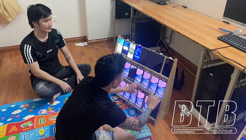 Các đối tượng sử dụng các điện thoại đã cài đặt sẵn các ứng dụng internetbanking thực hiện thao tác chuyển tiền qua nhiều tài khoản ngân hàng khác nhau.