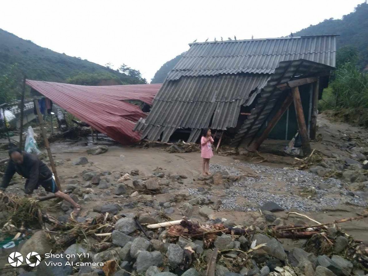 Nhiều căn nhà bị đổ sập.