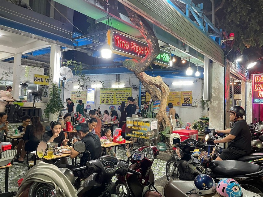 Thực khách đến với quán rất đông. Thực khách đến với quán rất đông.