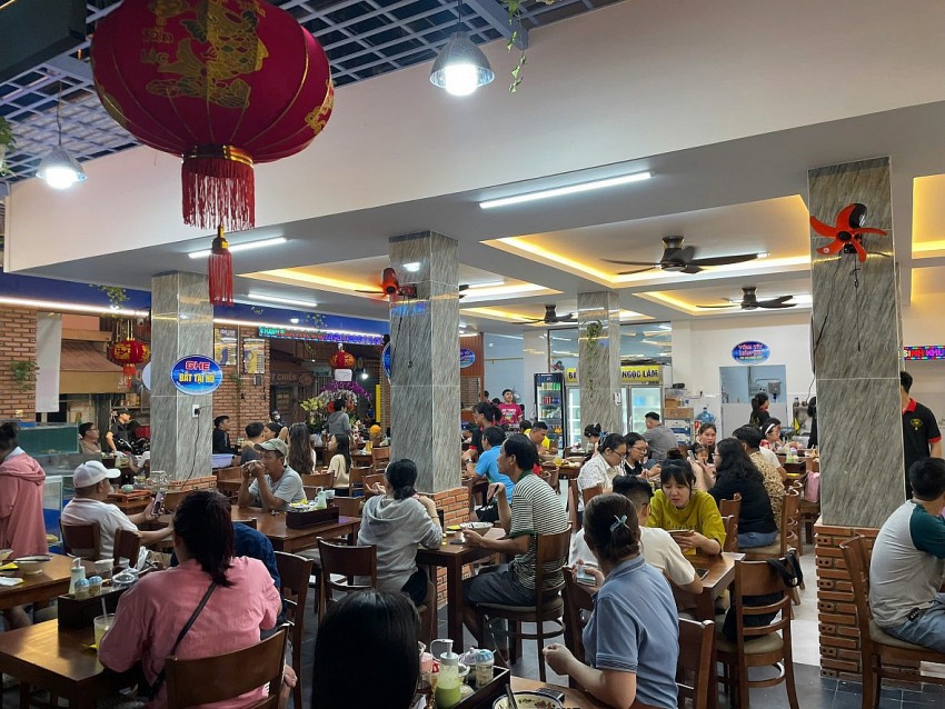 Khách đến quán đủ mọi thành phần – từ người địa phương, du khách Sài Gòn cho đến cả khách nước ngoài. Ai cũng thích thú với không khí gần gũi, chất phác, như đang ăn tại nhà một người thân quen. Khách đến quán đủ mọi thành phần – từ người địa phương, du khách Sài Gòn cho đến cả khách nước ngoài. Ai cũng thích thú với không khí gần gũi, chất phác, như đang ăn tại nhà một người thân quen.