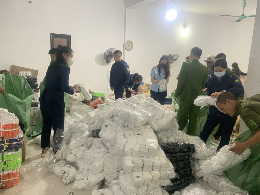 Lực lượng chức năng kiểm tra. Lực lượng chức năng kiểm tra.