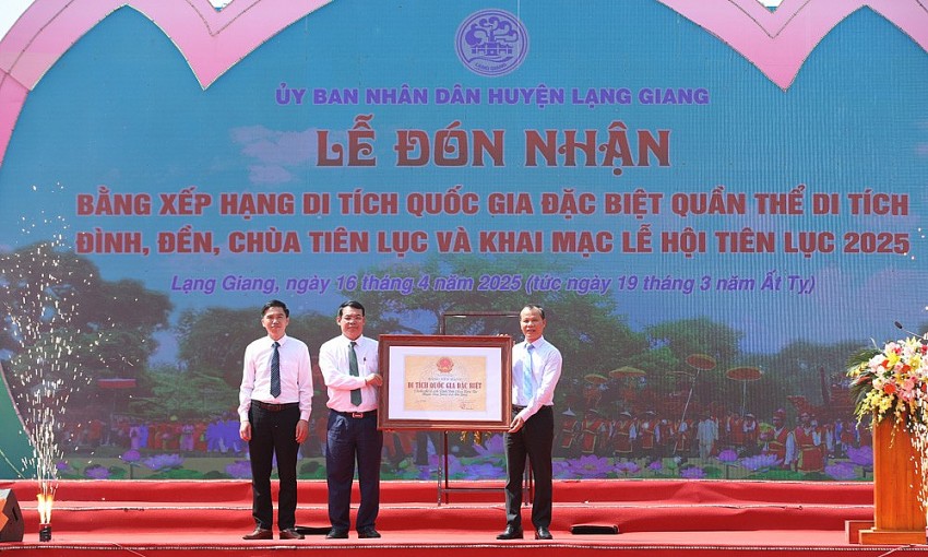 Mai Sơn trao Bằng xếp hạng di tích quốc gia đặc biệt cho huyện Lạng Giang và xã Tiên Lục.