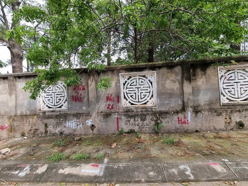 Mặc dù lễ hội xã Tiên Lục đã trôi qua hơn 1 tháng nay nhưng xung quanh bờ tường của chùa Phúc Quang cũng như vỉa hè chạy qua UBND xã Tiên Lục vẫn còn các ô được kẻ sơn màu đỏ kèm tên của các hộ dân được thuê.