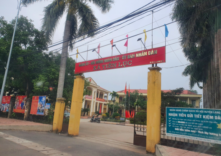 Trụ sở UBND xã Tiên Lục cách chùa Phúc Quang nơi còn các ô được đánh số ghi tên người thuê bằng sơn màu đỏ.