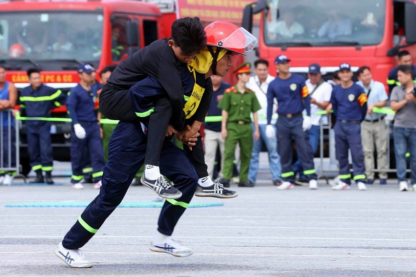 Cảnh sát vượt tường, dập lửa cứu người trong Hội thi thể thao nghiệp vụ PCCC&CNCH toàn quốc