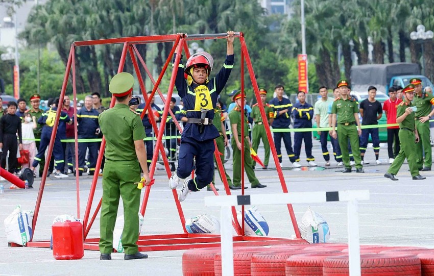 Cảnh sát vượt tường, dập lửa cứu người trong Hội thi thể thao nghiệp vụ PCCC&CNCH toàn quốc