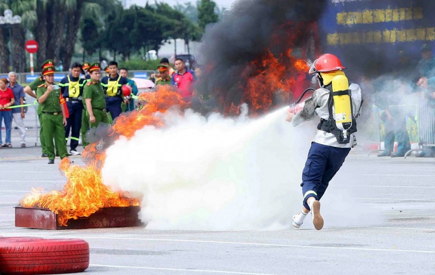 Cảnh sát vượt tường, dập lửa cứu người trong Hội thi thể thao nghiệp vụ PCCC&CNCH toàn quốc
