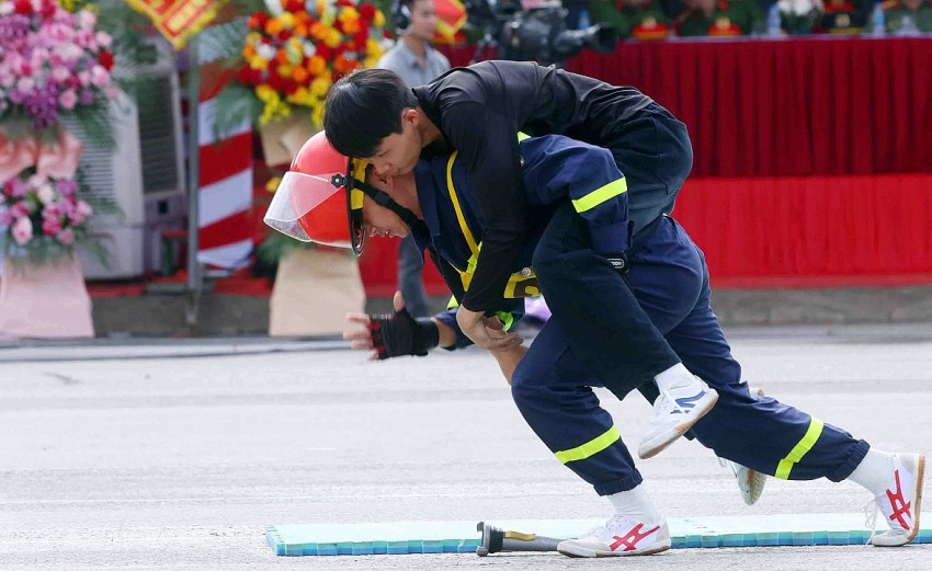 Cảnh sát vượt tường, dập lửa cứu người trong Hội thi thể thao nghiệp vụ PCCC&CNCH toàn quốc