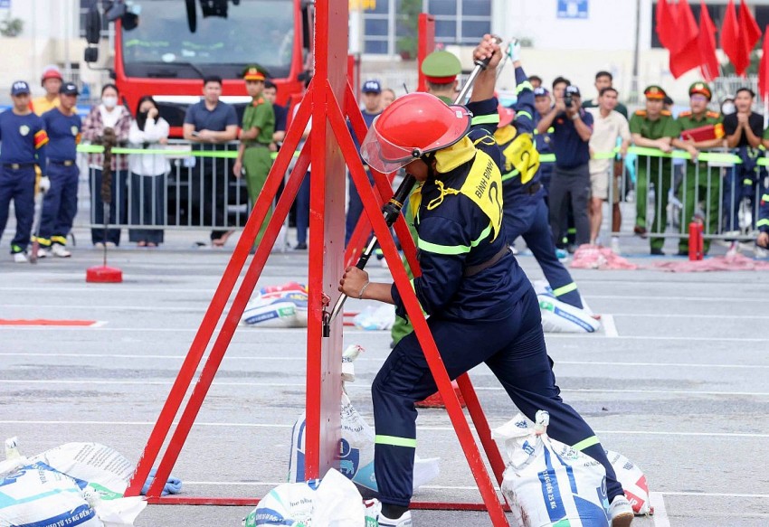 Cảnh sát vượt tường, dập lửa cứu người trong Hội thi thể thao nghiệp vụ PCCC&CNCH toàn quốc