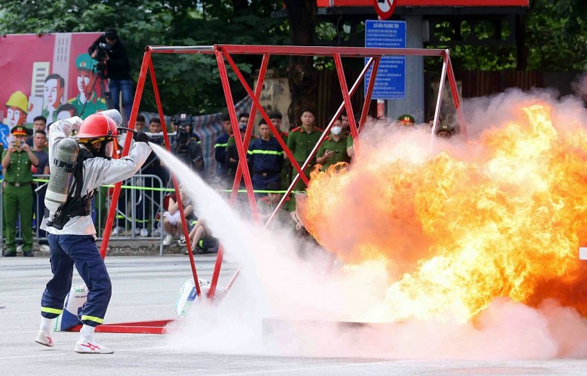 Cảnh sát vượt tường, dập lửa cứu người trong Hội thi thể thao nghiệp vụ PCCC&CNCH toàn quốc