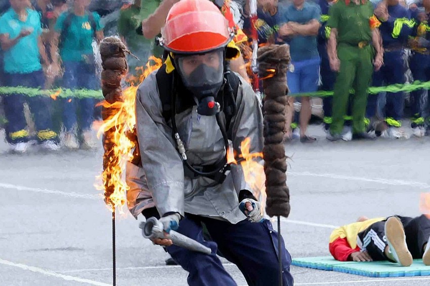 Cảnh sát vượt tường, dập lửa cứu người trong Hội thi thể thao nghiệp vụ PCCC&CNCH toàn quốc