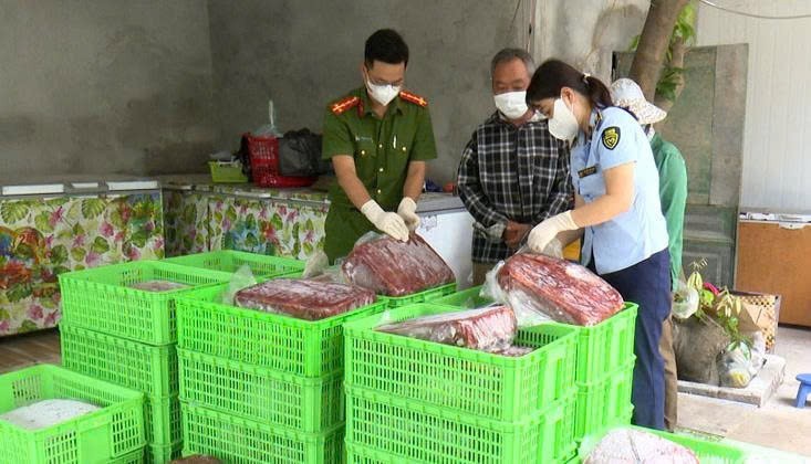 Lực lượng chức năng kiểm tra số nội tạng không rõ nguồn gốc, xuất xứ. (Ảnh: CA tỉnh Hà Nam)