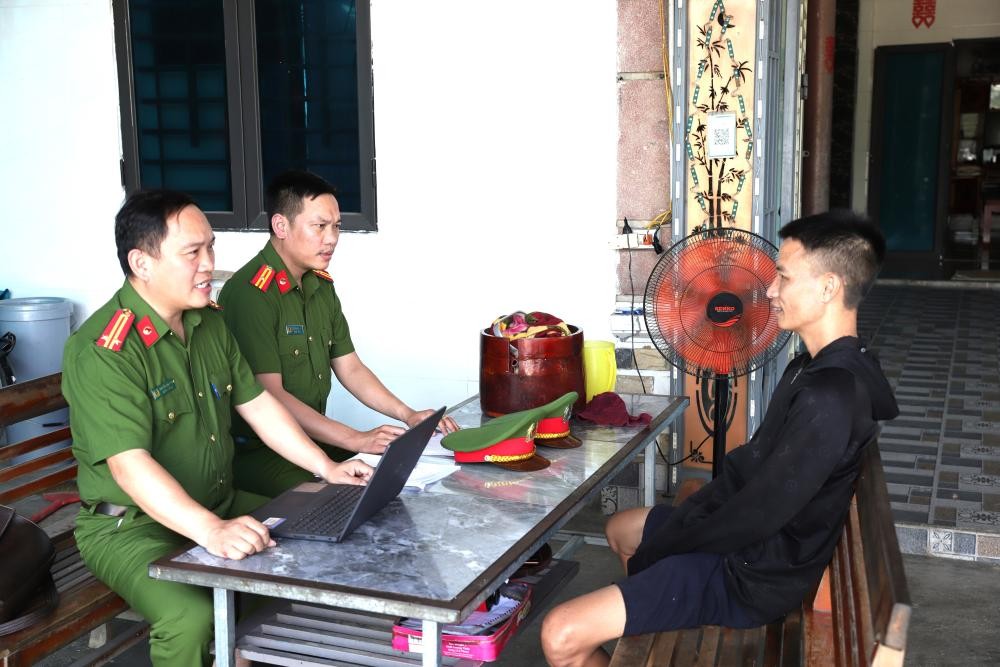 Lái xe không xuất trình được giấy tờ kiểm dịch và giấy tờ chứng minh nguồn gốc xuất xứ của số lợn - Ảnh Công an Hà Tĩnh.