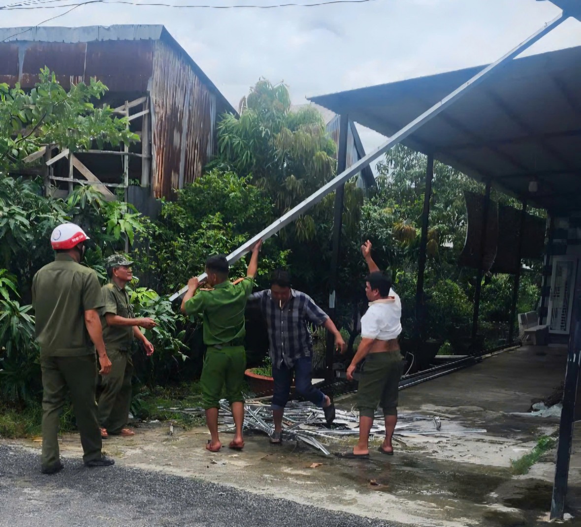 Kiên Giang: Công an xã Nam Yên hỗ trợ người dân khắc phục hậu quả sau lốc xoáy