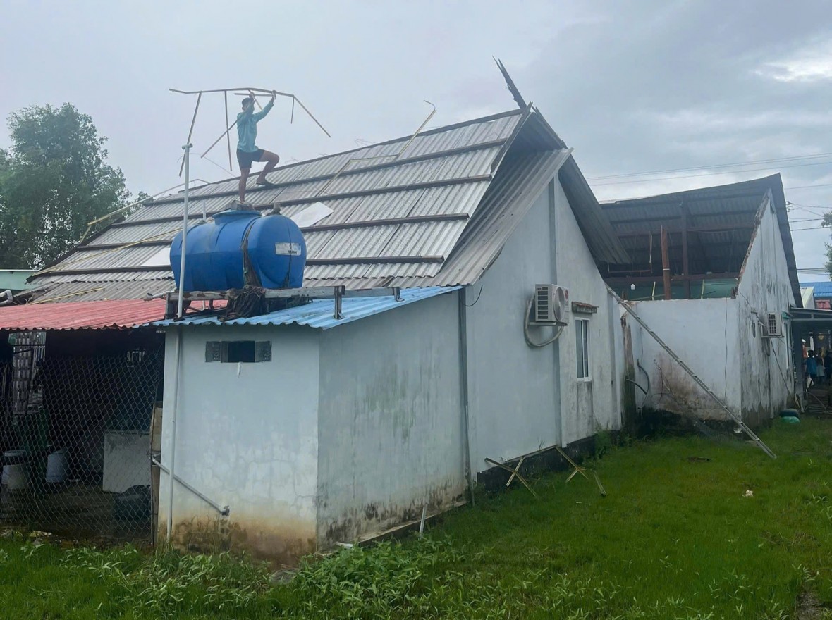 Kiên Giang: Công an xã Nam Yên hỗ trợ người dân khắc phục hậu quả sau lốc xoáy