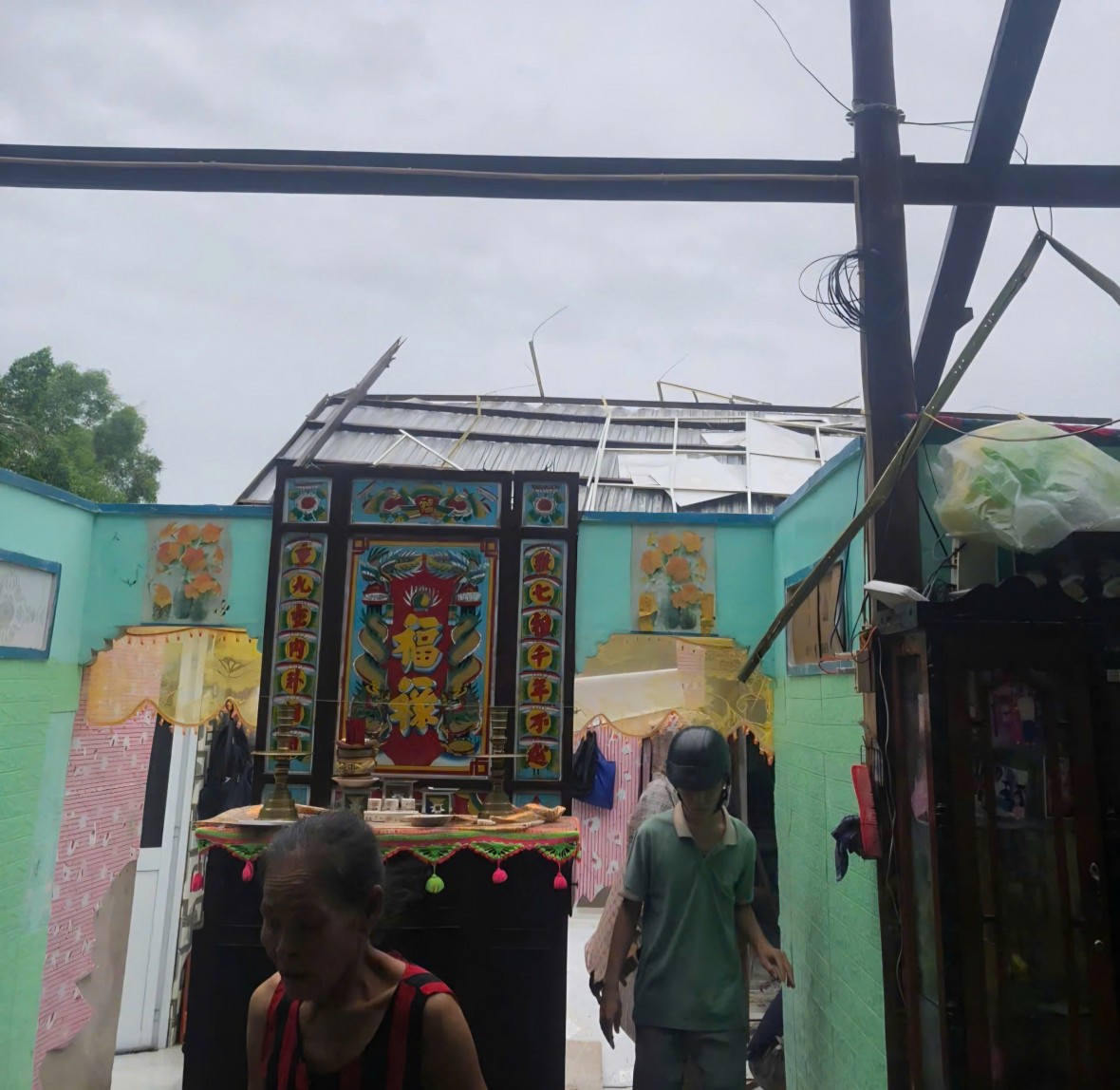 Kiên Giang: Công an xã Nam Yên hỗ trợ người dân khắc phục hậu quả sau lốc xoáy