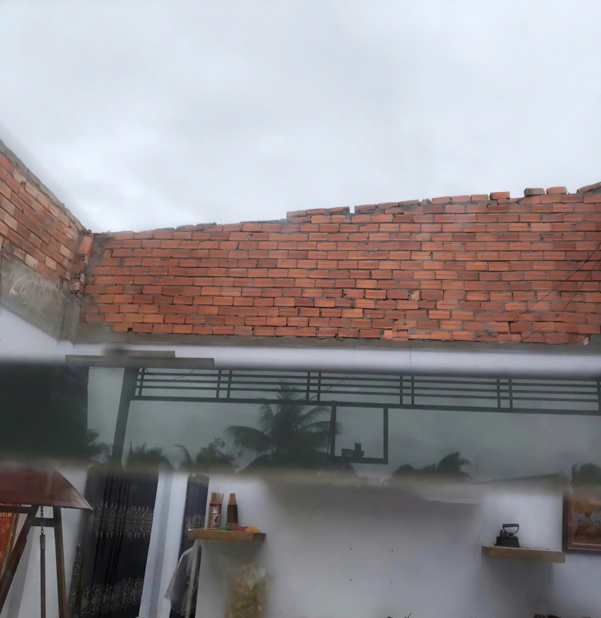 Kiên Giang: Công an xã Nam Yên hỗ trợ người dân khắc phục hậu quả sau lốc xoáy