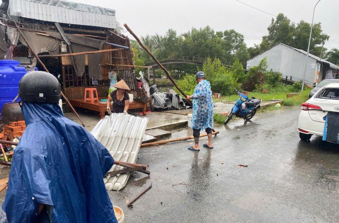 Kiên Giang: Công an xã Nam Yên hỗ trợ người dân khắc phục hậu quả sau lốc xoáy