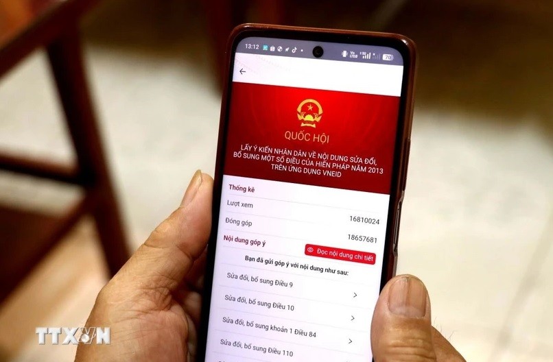 Lấy ý kiến người dân về dự thảo Nghị quyết sửa đổi, bổ sung một số điều của Hiến pháp năm 2013 trên ứng dụng VNeID. (Ảnh: Đinh Văn Nhiều/TTXVN)