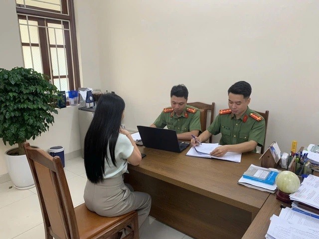 Công an làm việc với 1 trong 3 trường hợp thông tin sai sự thật liên quan đến Bệnh viện Bạch Mai. (Ảnh: Công an TP Hà Nội)