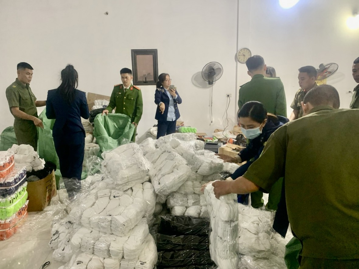 Lực lượng chức năng kiểm đếm hàng hoá vi phạm Lực lượng chức năng kiểm đếm hàng hoá vi phạm