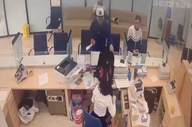 Camera an ninh ghi lại hình ảnh nghi phạm cầm dao xông vào trụ sở ngân hàng cướp tiền ở Quảng Ninh. Ảnh: cắt từ Clip