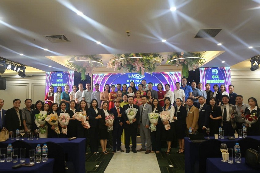 Ban tổ chức đã vinh danh, trao biểu tượng cho các cá nhân, đoàn doanh nghiệp xuất sắc gồm 5 tỉnh thành, đó là đoàn doanh nhân tỉnh Vĩnh Phúc, Hải Dương, Bắc Ninh, Nghệ An và đoàn Tây Hồ (Hà Nội).