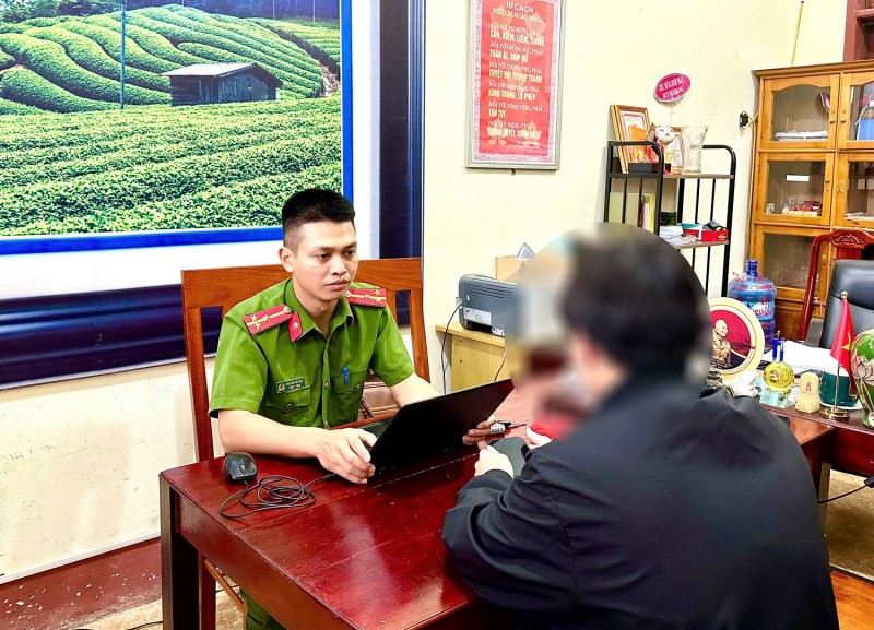 Cán bộ Công an thị trấn Phố Châu giải thích thủ đoạn của các đối tượng lừa đảo cho em H - Ảnh Công an Hà Tĩnh. Cán bộ Công an thị trấn Phố Châu giải thích thủ đoạn của các đối tượng lừa đảo cho em H - Ảnh Công an Hà Tĩnh.