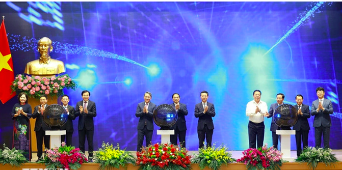 Thủ tướng Phạm Minh Chính và các đại biểu khai trương Cổng Pháp luật Quốc gia (Ảnh: Dương Giang/TTXVN).