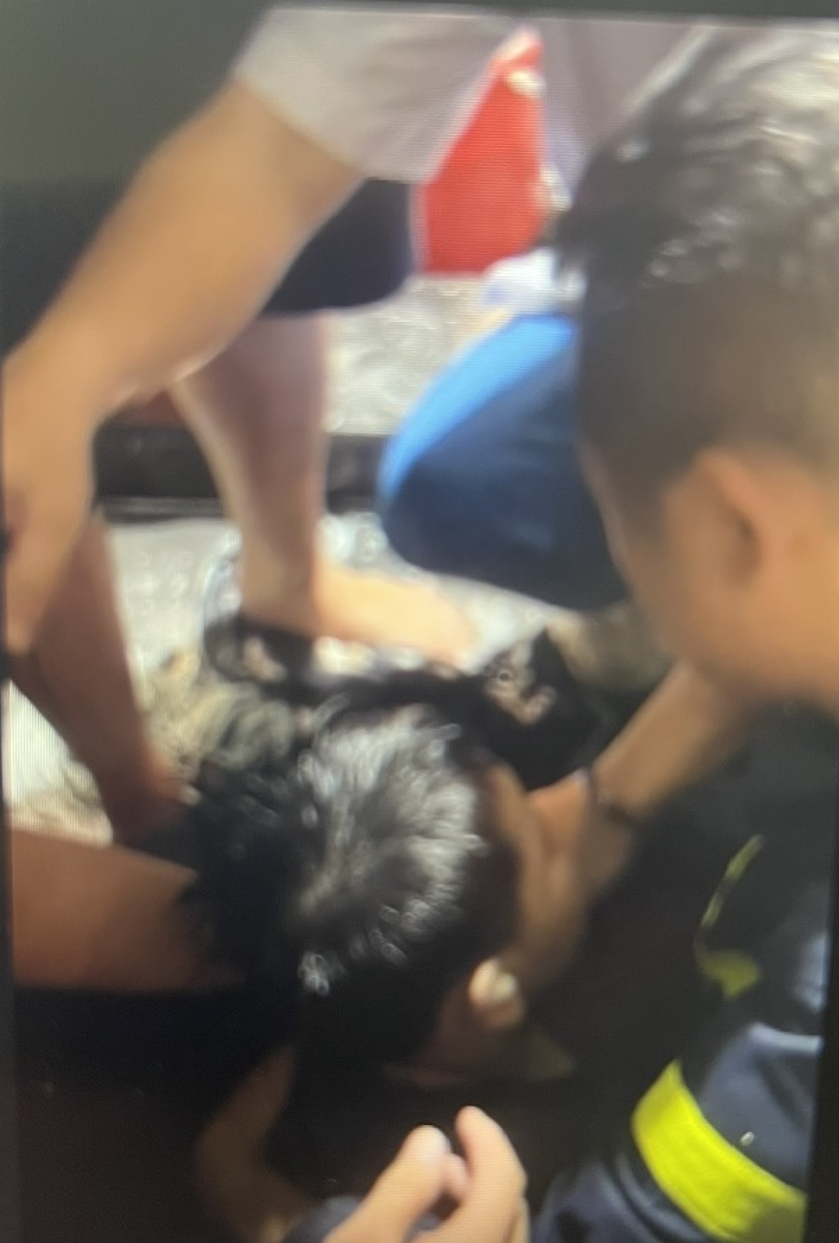 Giải cứu bé 8 tuổi bị kẹt tay trong ống hút nước áp lực cao ở khu đô thị Hà Nội.