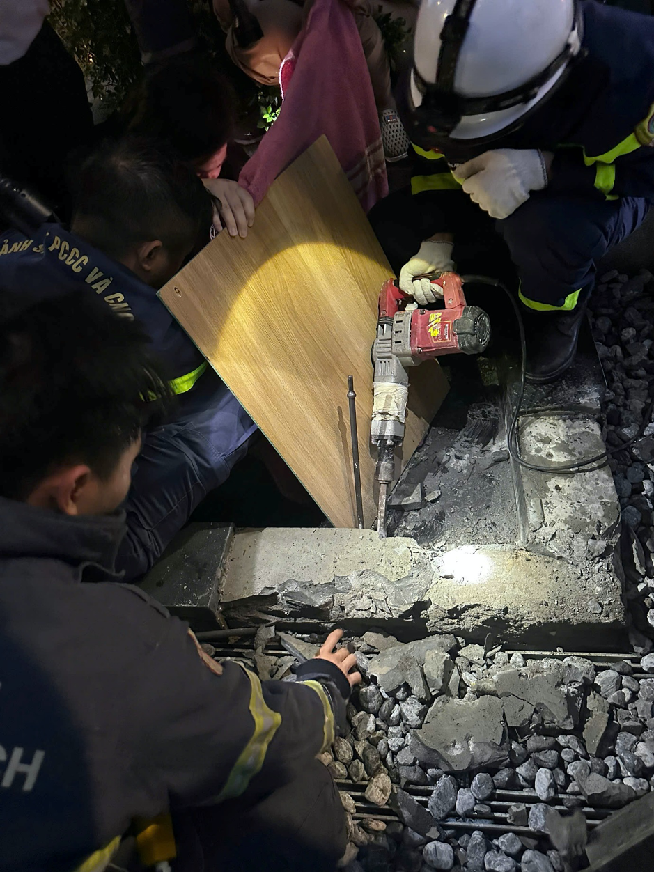 Cảnh sát giải cứu cháu bé.