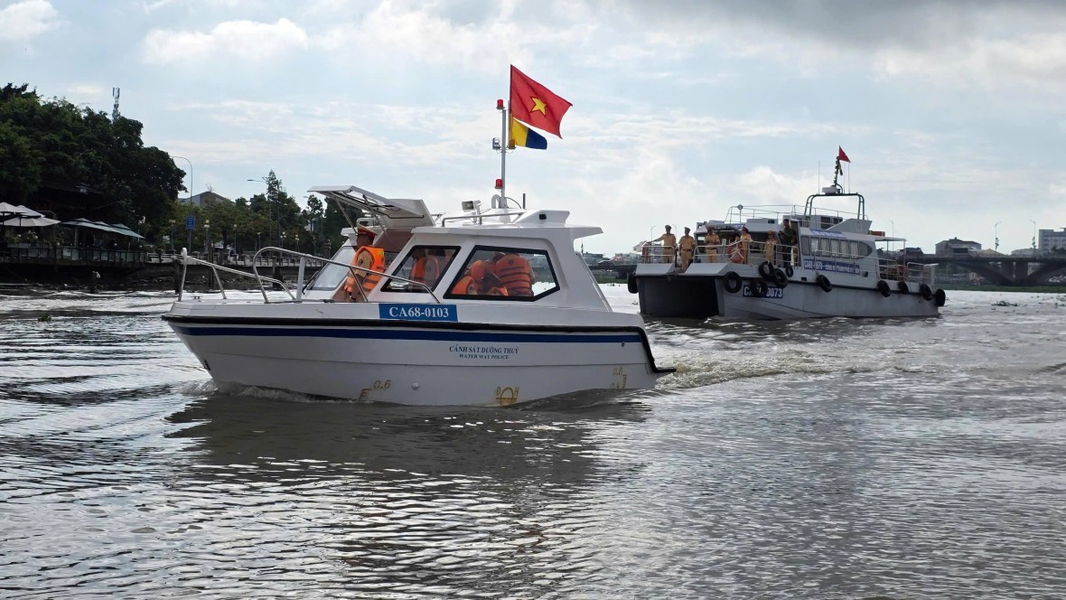 Công an tỉnh Kiên Giang ra quân cao điểm tổng kiểm soát phương tiện khai thác, vận chuyển cát, sỏi