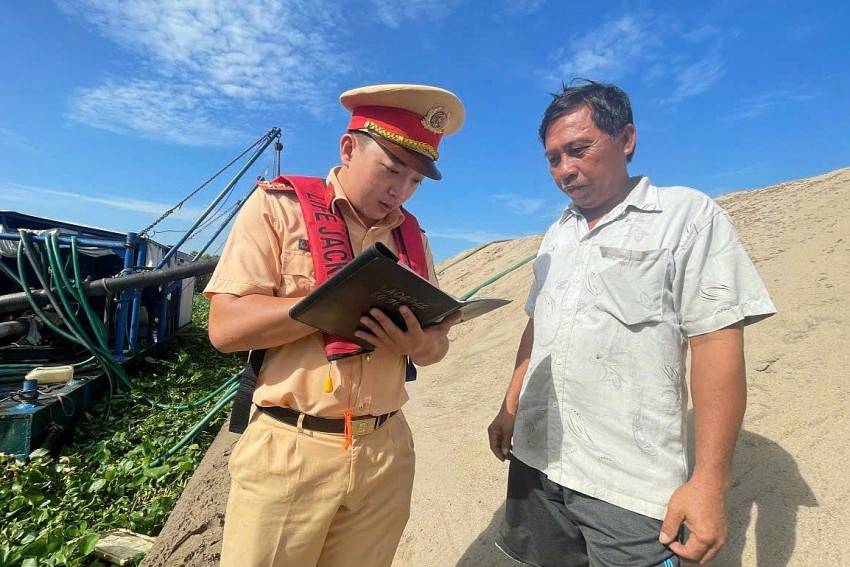 Tăng cường thực hiện công tác tuyên truyền, hướng dẫn cho người dân chấp hành các quy định của Luật Giao thông đường thủy nội địa