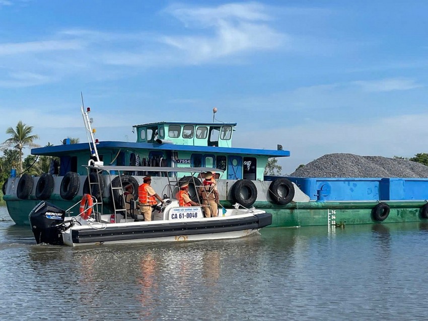 Phòng Cảnh sát giao thông Công an tỉnh Bình Dương ra quân tổng kiểm soát phương tiện chở cát sỏi trên đường thủy.