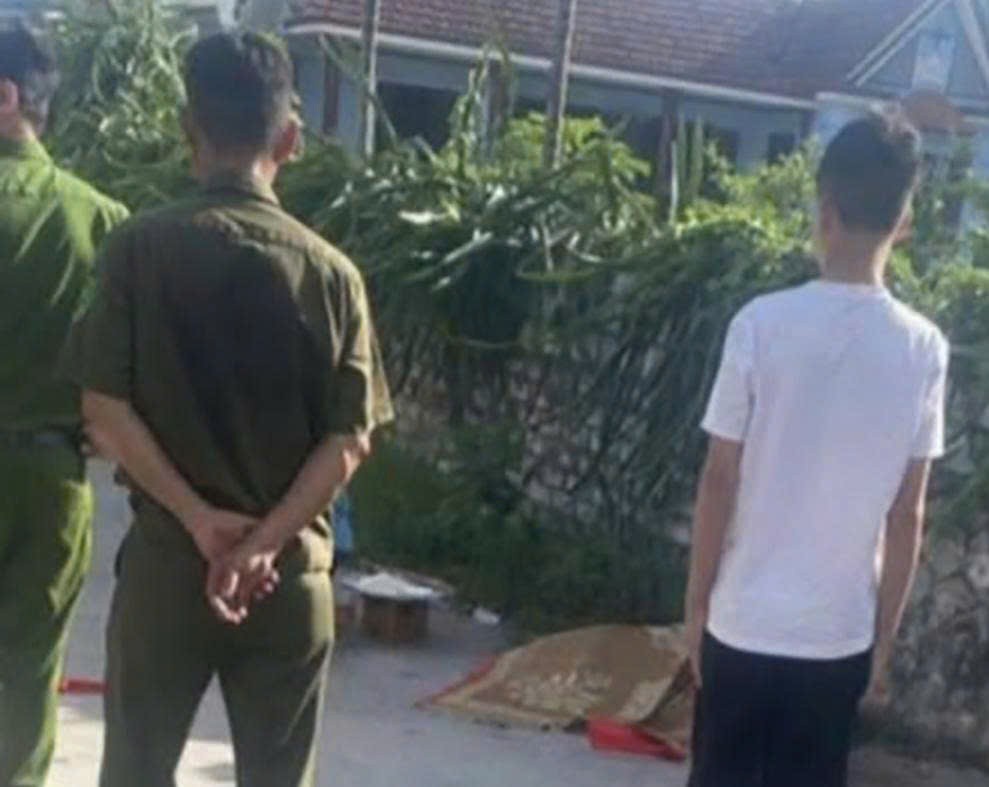 Bắt giữ khẩn cấp nghịch tử 9X sát hại mẹ, đâm bố trọng thương tại Hải Phòng Bắt giữ khẩn cấp nghịch tử 9X sát hại mẹ, đâm bố trọng thương tại Hải Phòng