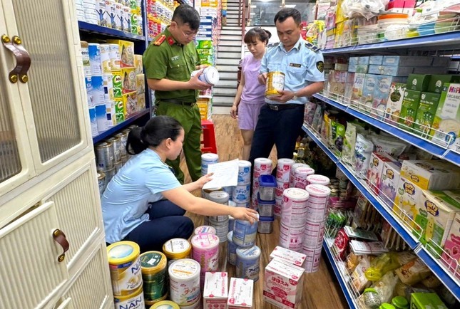 Số lượng lớn sữa bột nghi nhập lậu.