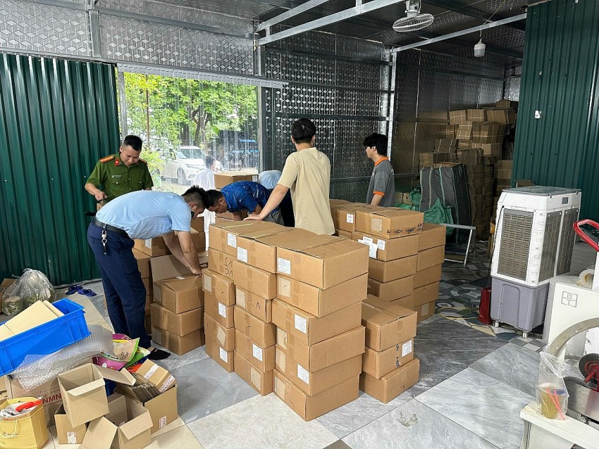 Lực lượng chức năng kiểm tra.