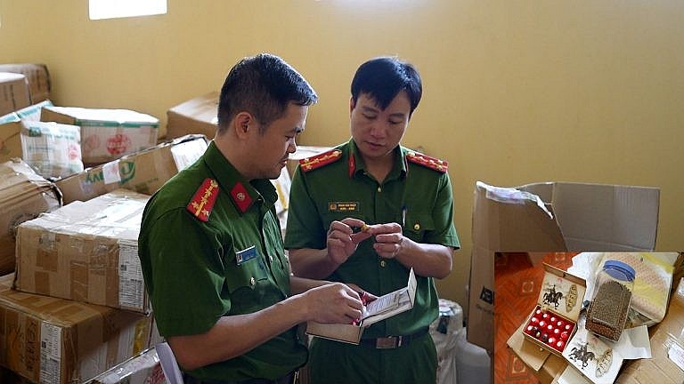 Cán bộ Phòng Cảnh sát kinh tế Công an tỉnh Yên Bái kiểm tra số hàng hóa bị thu giữ. (Ảnh: Công an tỉnh Yên Bái)