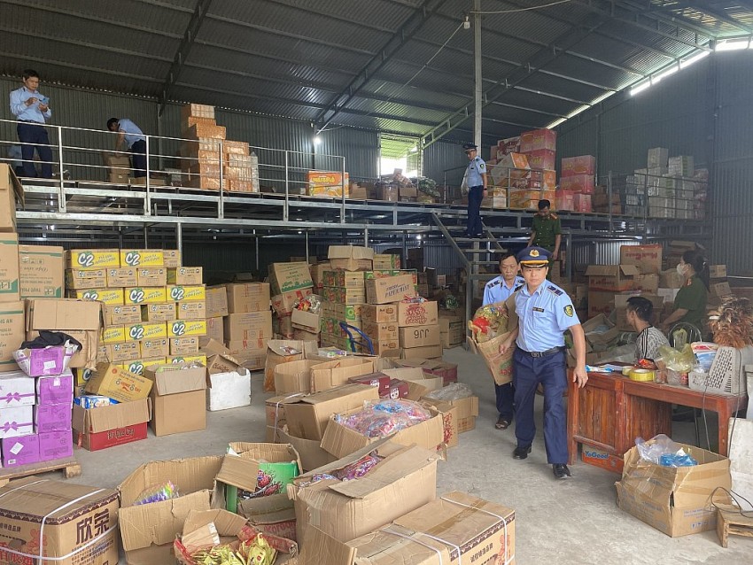 Hàng chục nghìn sản phẩm hàng hóa là thực phẩm nhập lậu bị lực lượng chức năng phát hiện, trong đó nhiều loại đã bị hư hỏng.