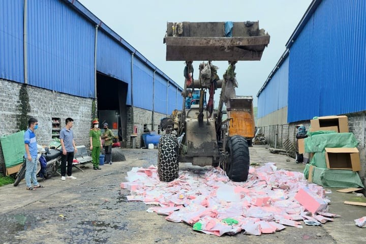 Tiêu hủy gần 2.000 Baby Three chứa hóa chất độc hại