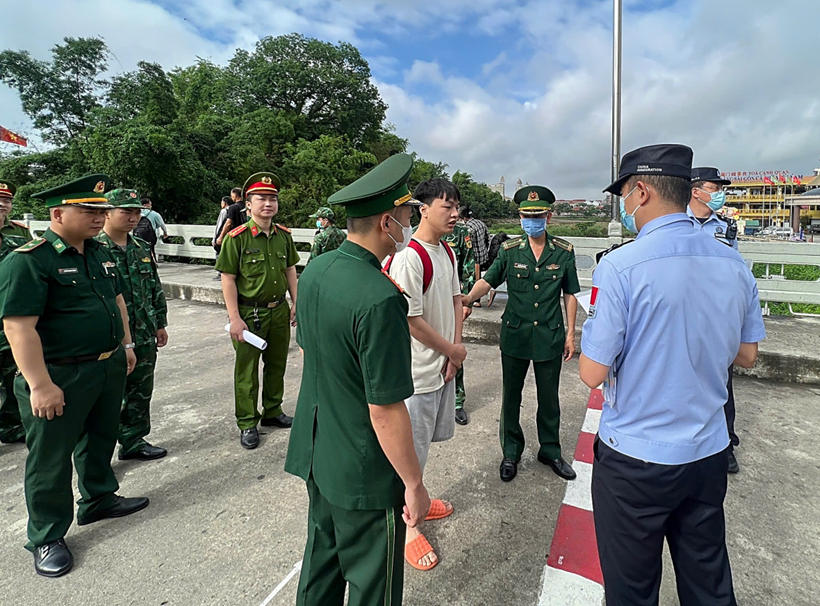 Trục xuất công dân Trung Quốc nhập cảnh trái phép vào Móng Cái