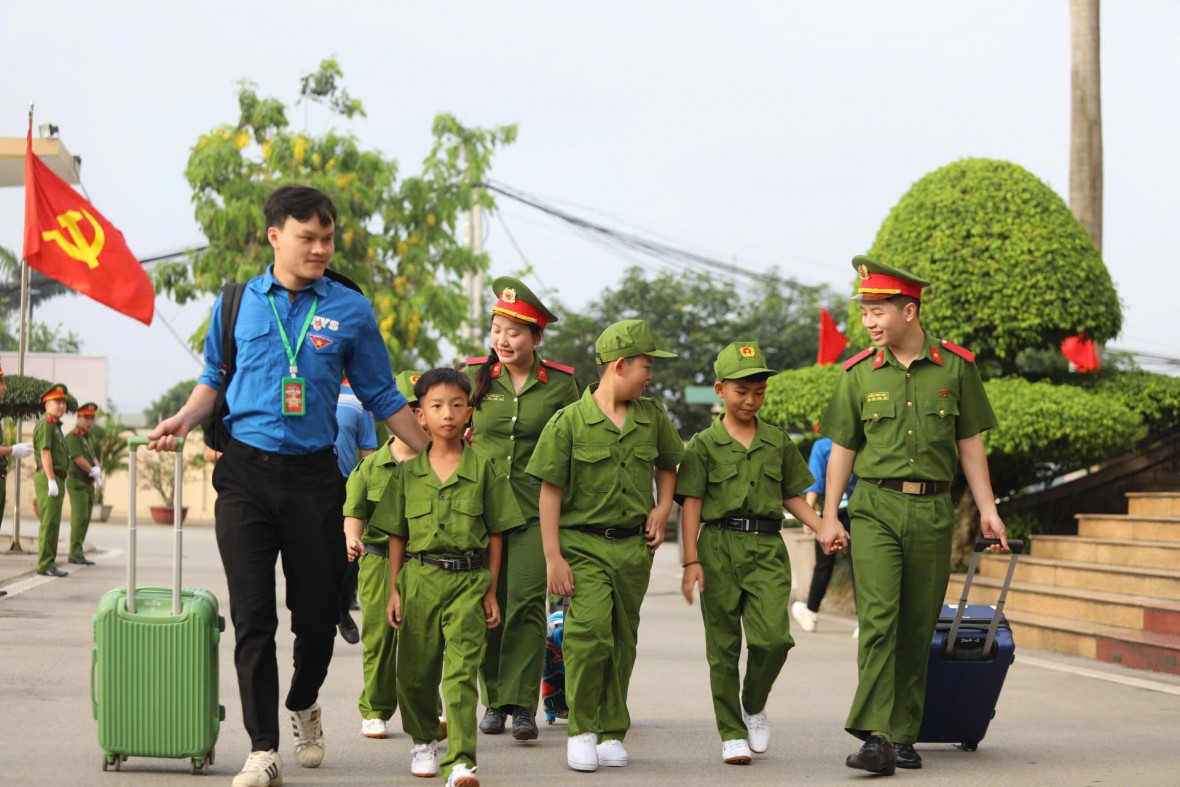 Hàng trăm “chiến sĩ nhí” hào hứng trải nghiệm kỳ nghỉ hè lý thú