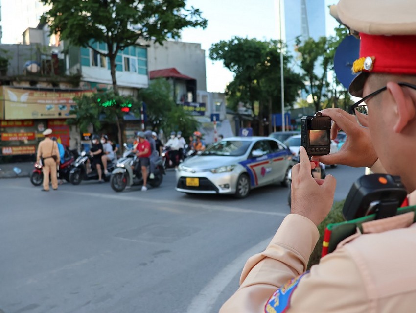 CSGT sử dụng camera chuyên dụng ghi hình, xử lý các trường hợp vi phạm.