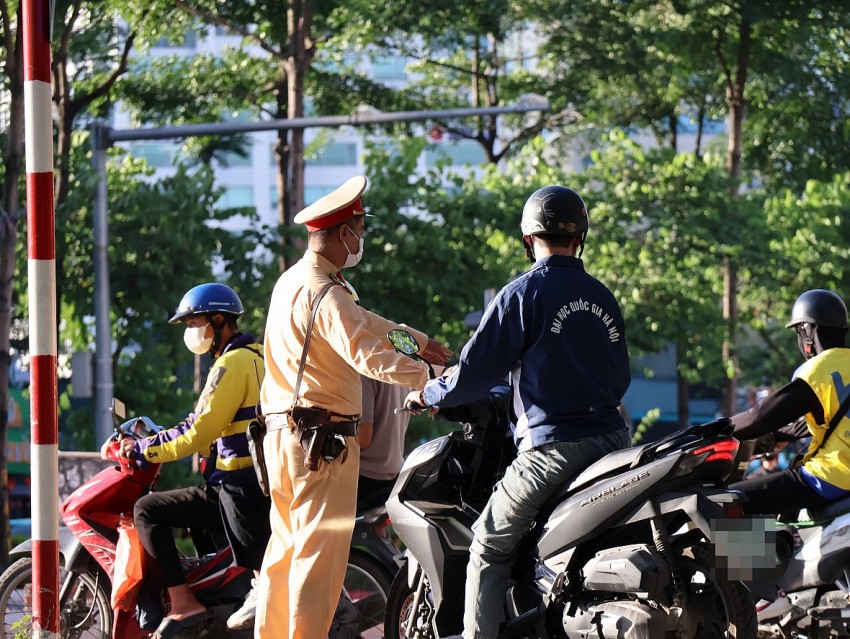 CSGT ghi hình, xử lý người điều khiển xe máy đi ngược chiều