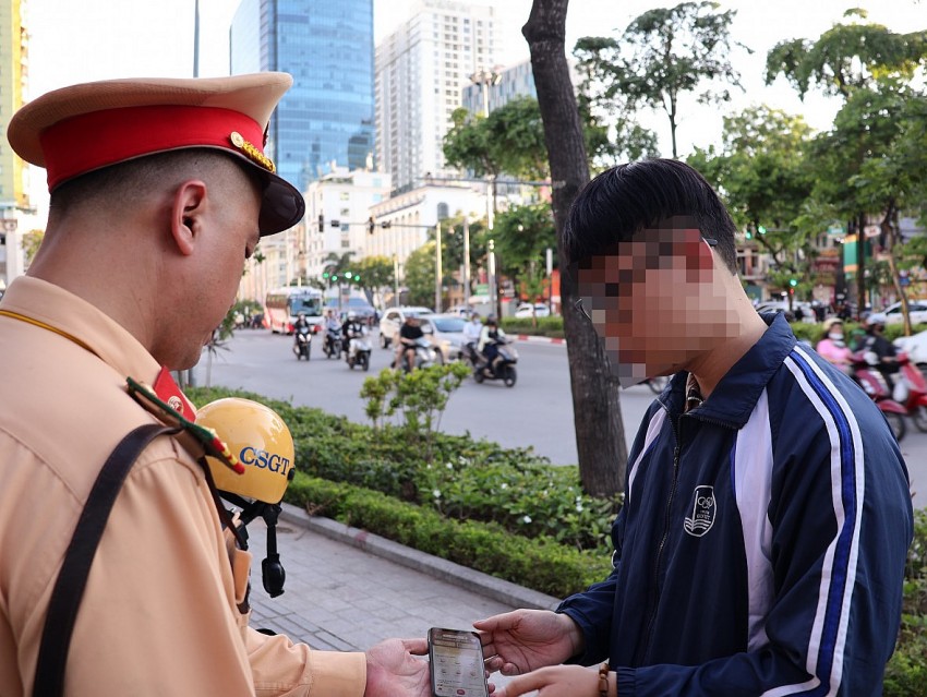 Cảnh sát giao thông xử lý người dân vi phạm.