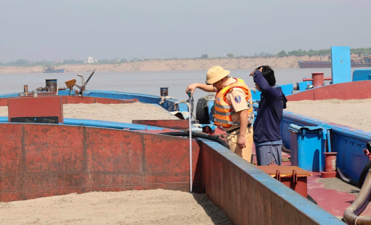 Lực lượng Công an tỉnh Phú Thọ ra quân kiểm soát các phương tiện có gắn thiết bị bơm, hút và vận chuyển cát, sỏi trên địa bàn toàn tỉnh. Ảnh: Công an tỉnh Phú Thọ