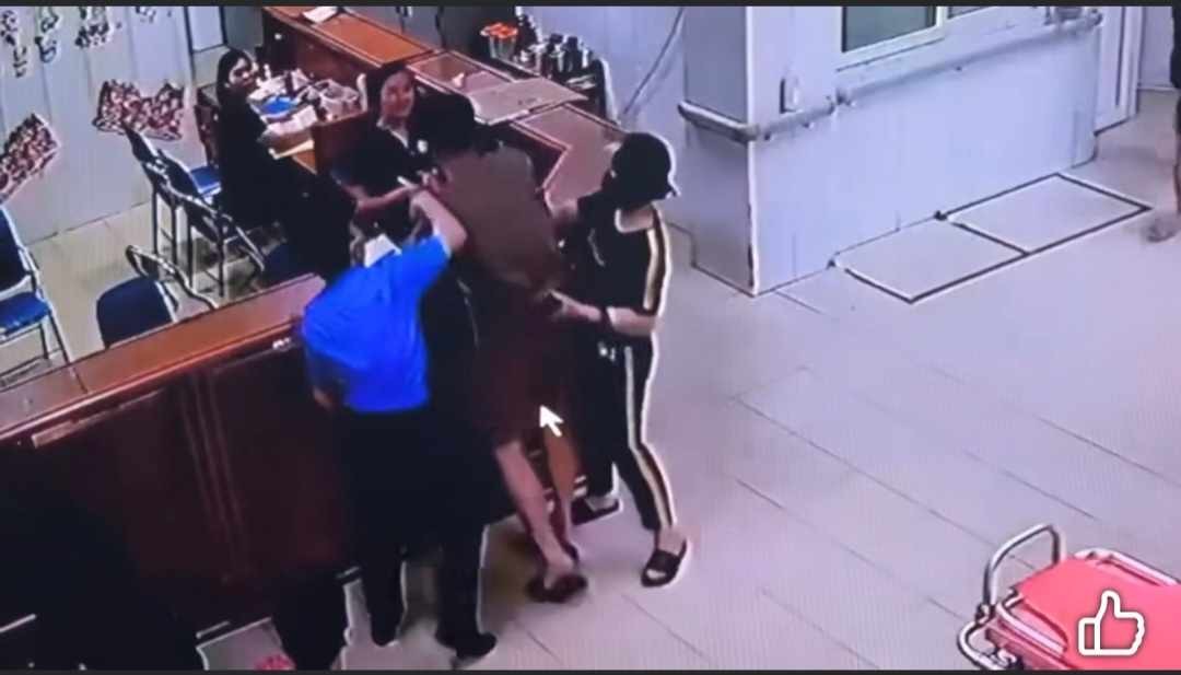 Người đàn ông lao vào tấn công nhân viên y tế - Ảnh cắt từ video.