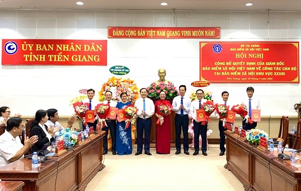 Ông Chu Mạnh Sinh – Phó Tổng Giám đốc BHXH VIệt Nam và ông Nguyễn Thành Diệu, Tỉnh ủy viên, Phó Chủ tịch UBND tỉnh Tiền Giang chúc mừng tập thể lãnh đạo BHXH khu vực XXXIII