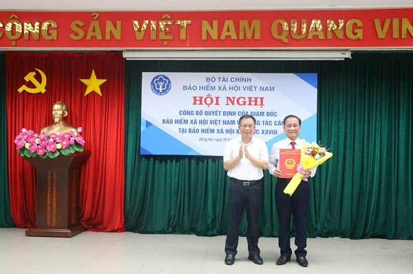 Bí thư Đảng ủy, Giám đốc BHXH Việt Nam Lê Hùng Sơn trao quyết định cho Giám đốc BHXH khu vực XXVIII.